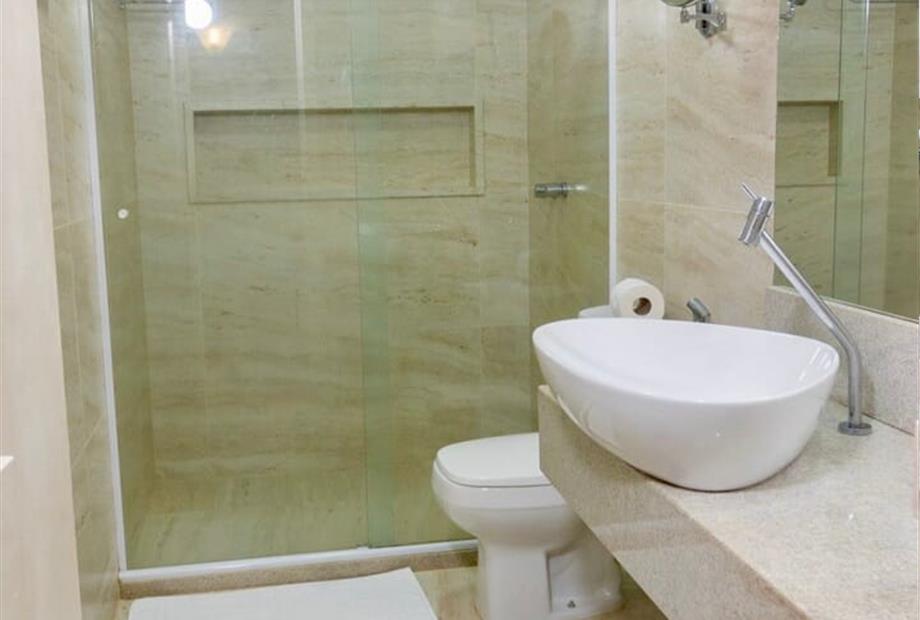 banheiro suíte luxo.jpeg