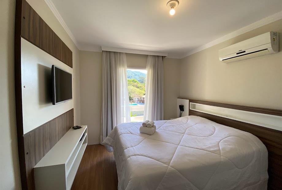 quarto sup piscina janela.jpg