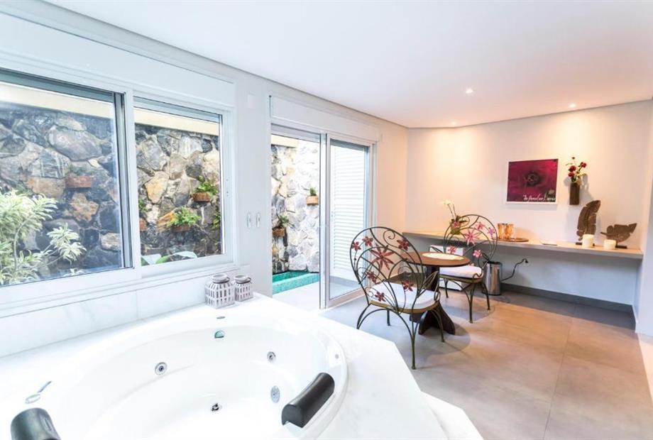 suite master lounge.jpg