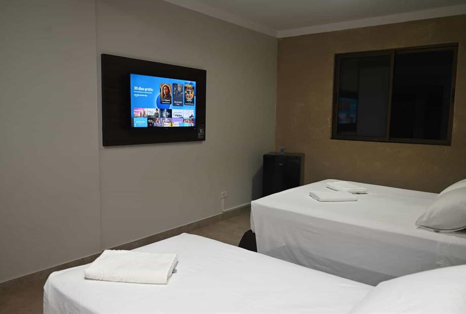 imagem familia cs quarto com tv.jpg