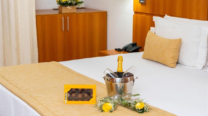 PAQUETE ROMÁNTICO CHARM DORADO