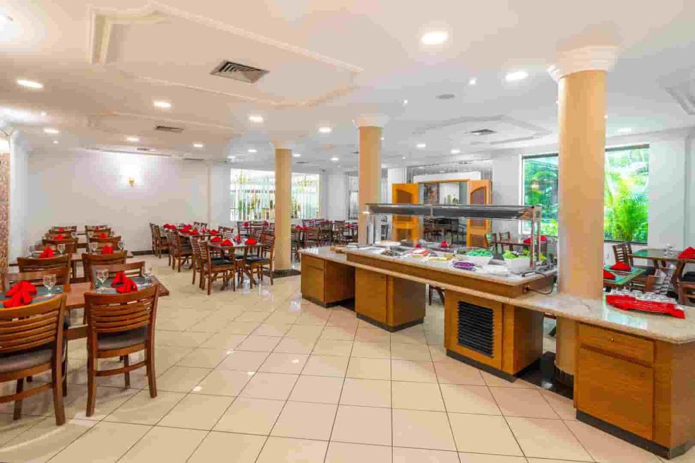 restaurnte 3 n.jpg