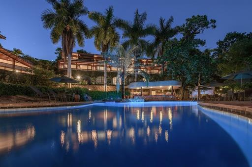 hotel canto das aguas piscina bar palmeiras.jpg