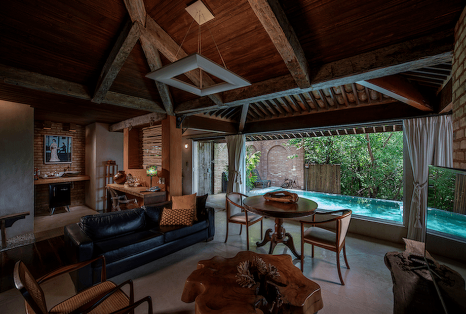 hotel canto das aguas suite encanto sala.png