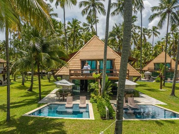 vista frontal bangalo familia luxo pontal.jpg