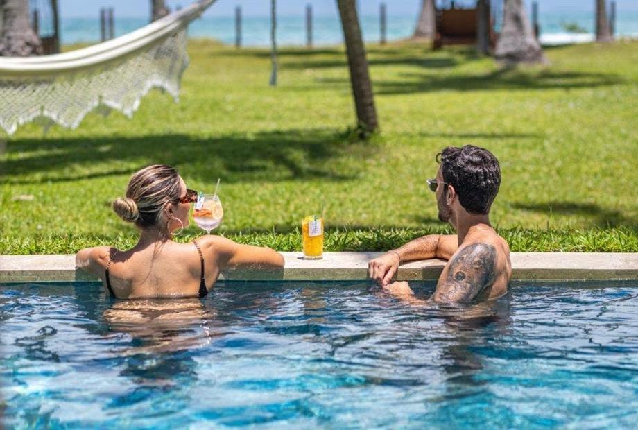 bangalo casal piscina pessoas pontal.jpg