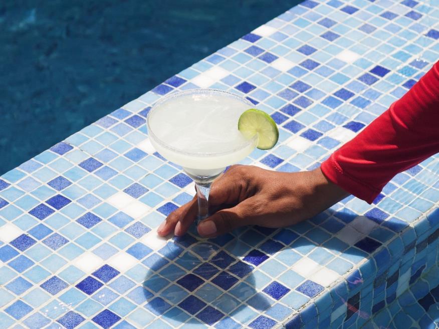 piscina dia 3 y coctel.jpg