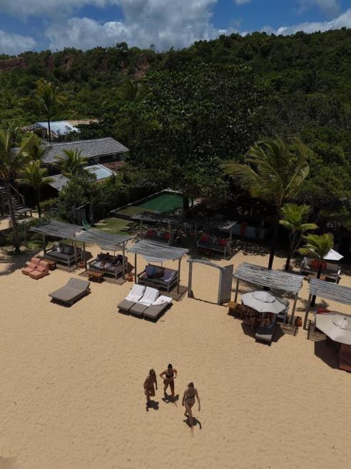 foto_aerea_praia_com_pessoas_750kb.jpg