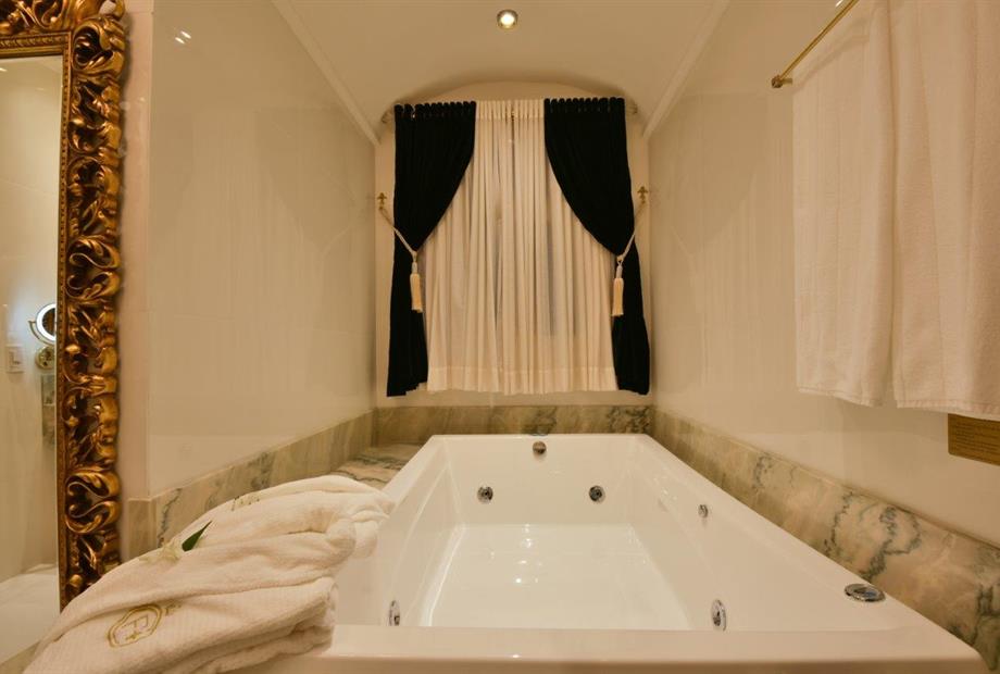 Majestic 405 - banheiro 3 (banheira).jpg