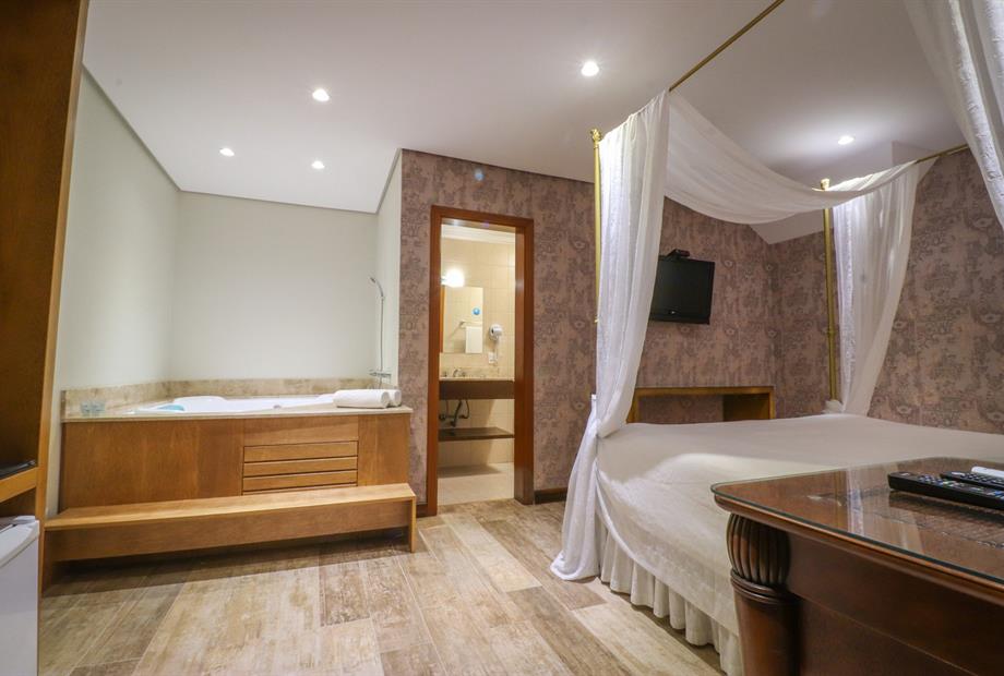 suíte-deluxe-hidromassagem (2).jpg