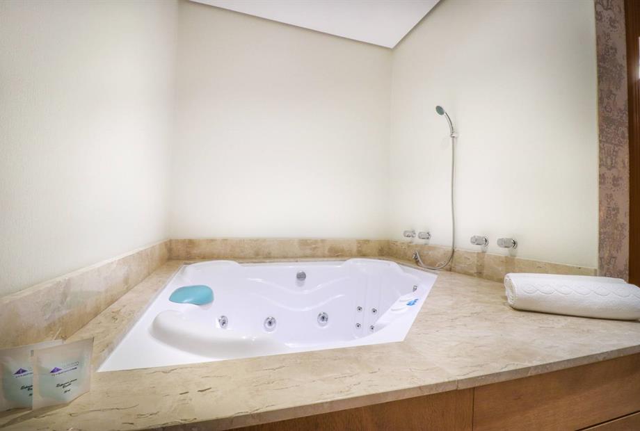 suíte-deluxe-hidromassagem (4).jpg