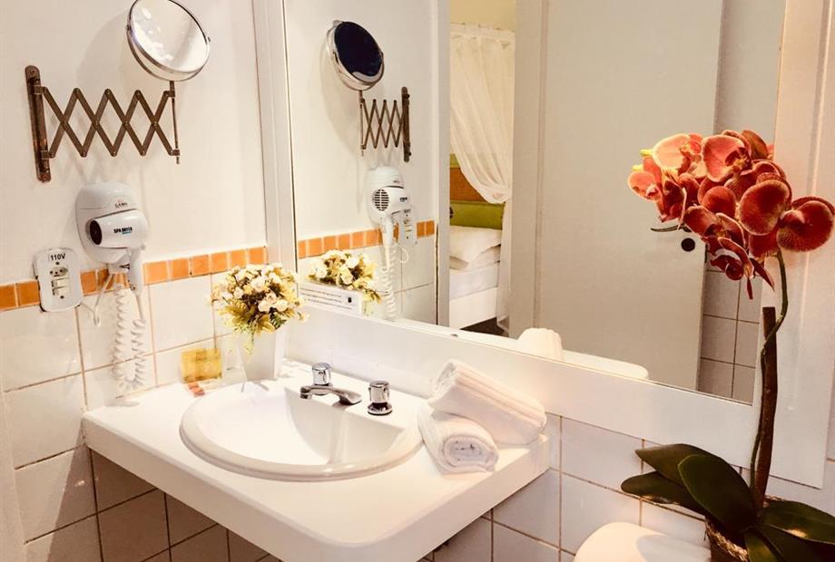 foto do banheiro do quarto  standard e triplo.jpg