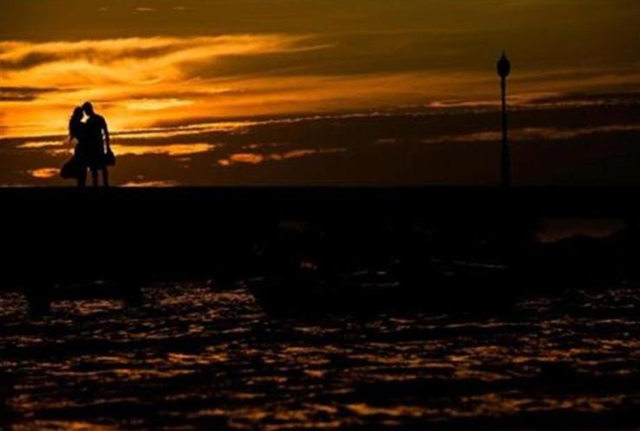 foto casal brindando porto da barra.jpeg