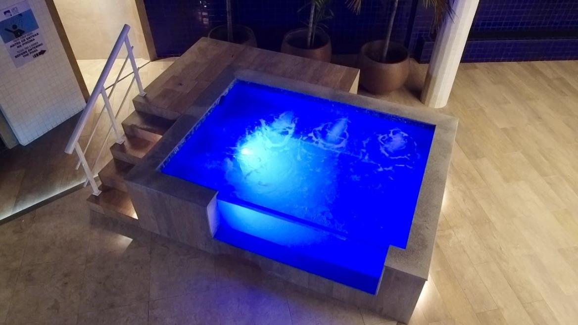 piscina jacuzzi noite.jpeg