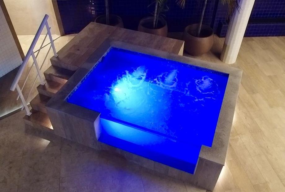 piscina jacuzzi noite.jpeg