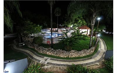 Vista noturna área da piscina