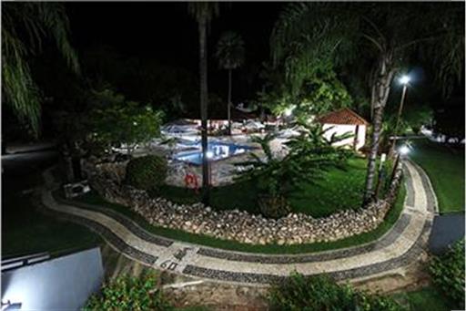 Vista noturna área da piscina