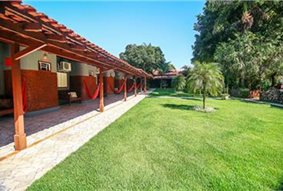 Gramado em frente aos aptos econômicos