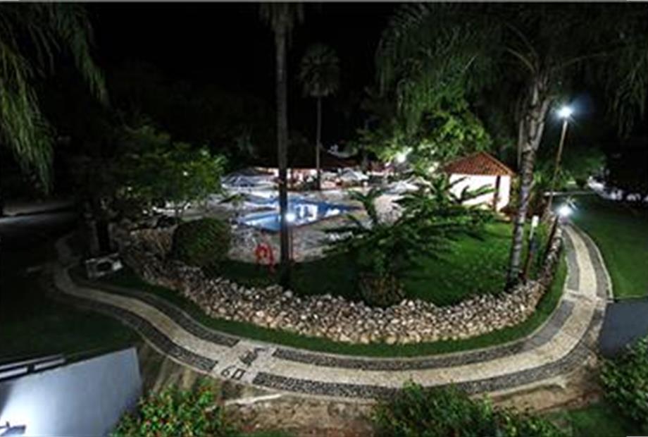 Vista noturna da piscina a partir do bloco luxo