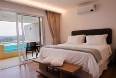 Quarto duplo com piscina