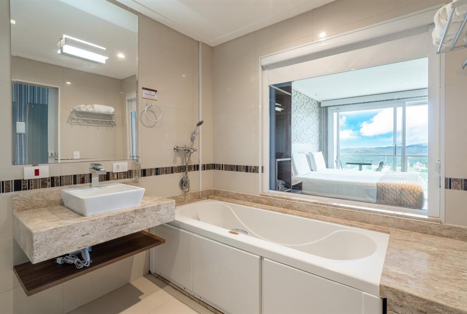 chris park - uh 307-6.jpg