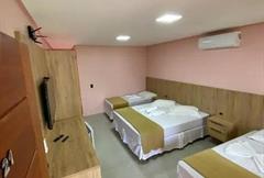 Quarto Térreo Luxo com Varanda (até 4 pessoas)