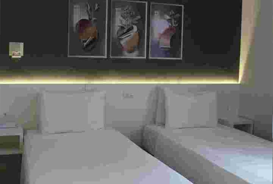 img_0476 (002) luxo twim.jpg