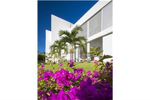 Fachada/ Estacionamento/ Jardim