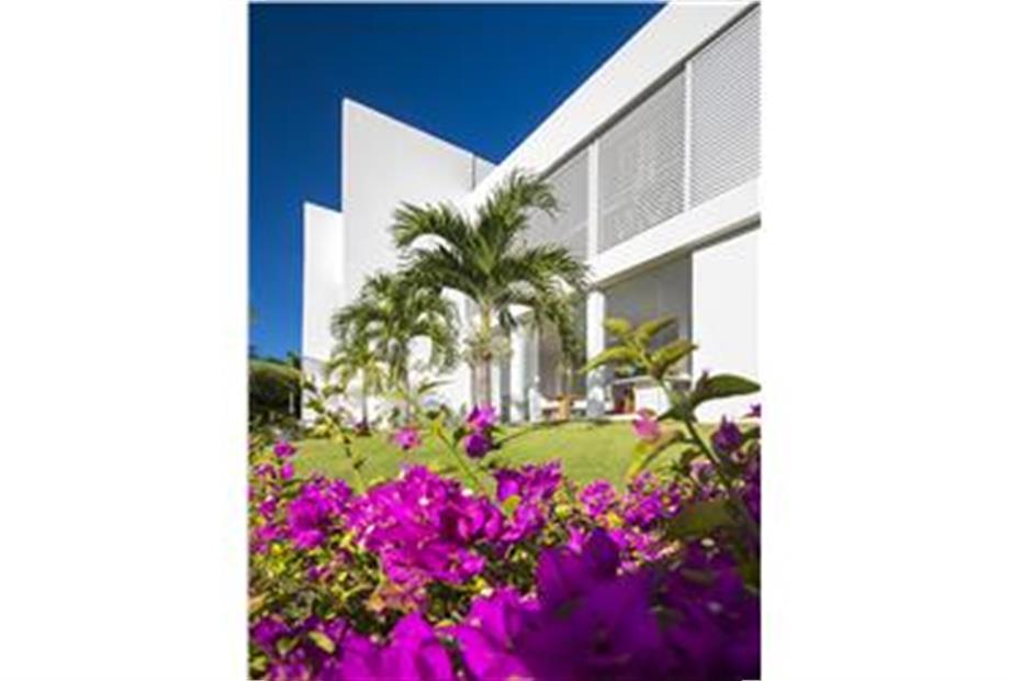 Fachada/ Estacionamento/ Jardim