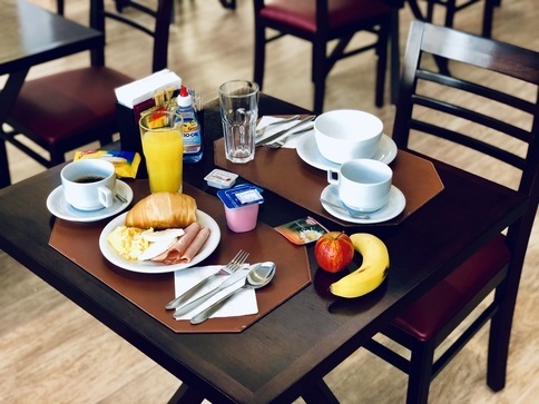 CAFE DA MANHA MESA.jpg