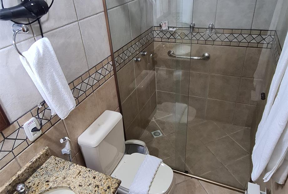 banheiro do duplo com sacada - apto 16 -min.jpg