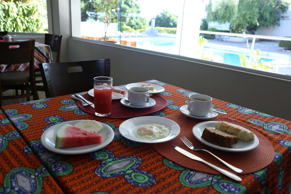 CAFÉ DA MANHÃ VISTA DA PISCINA.JPG