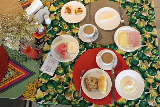 CAFÉ DA MANHÃ HOSPEDE SERVIDO.JPG