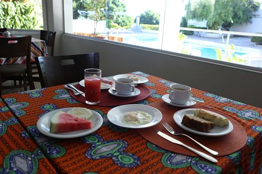 CAFÉ DA MANHÃ VISTA DA PISCINA.JPG