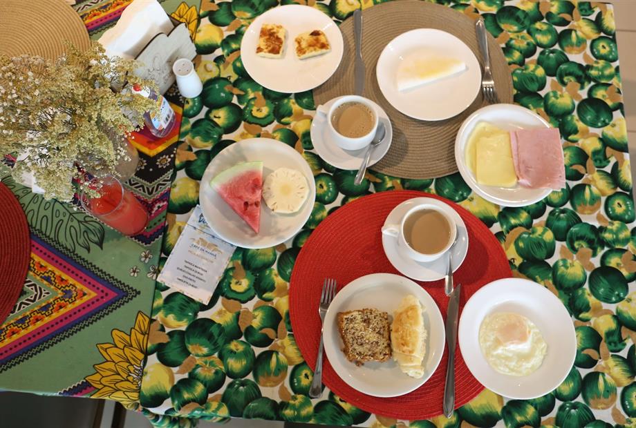 CAFÉ DA MANHÃ HOSPEDE SERVIDO.JPG