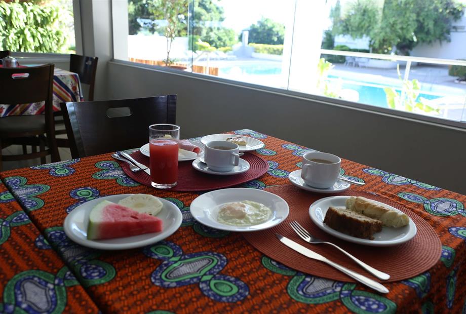 CAFÉ DA MANHÃ VISTA DA PISCINA.JPG