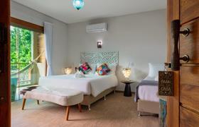 Luxo Triplo c/ hidromassagem externa do Pousada Vila Kebaya