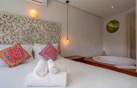 Luxo Quadruplo c/ hidromassagem interna do Pousada Vila Kebaya