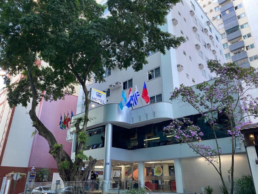 fachada com as bandeiras novas.jpg