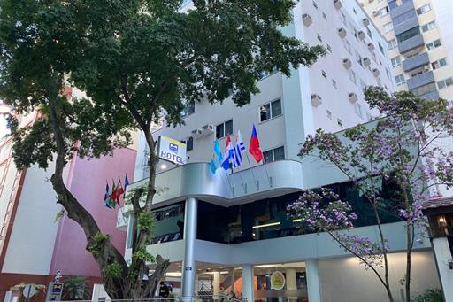 fachada com as bandeiras novas.jpg