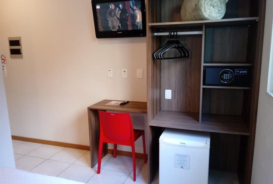 Foto padrao da TV e escrivaninha vanessa.jpg