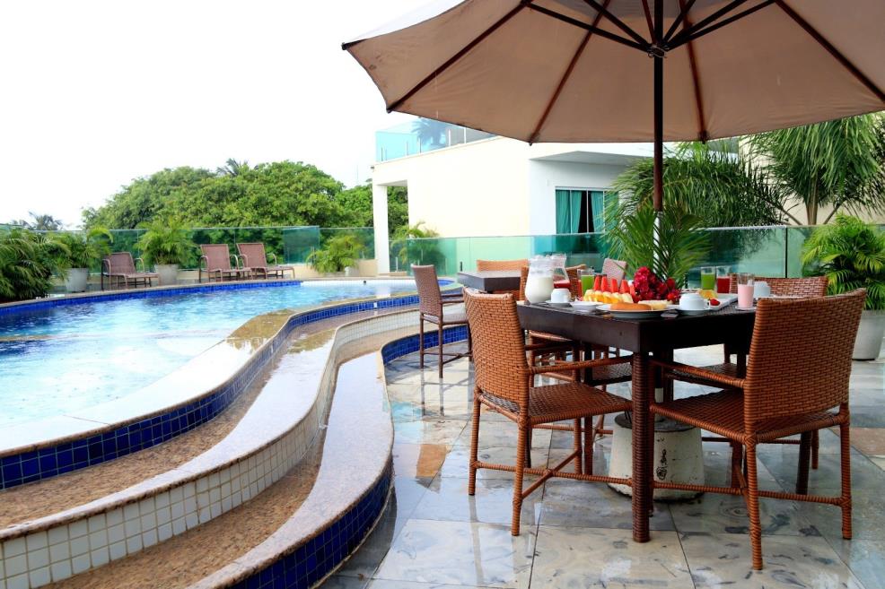 café da manhã - mesa posta - piscina.jpeg
