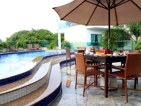 café da manhã - mesa posta - piscina.jpeg