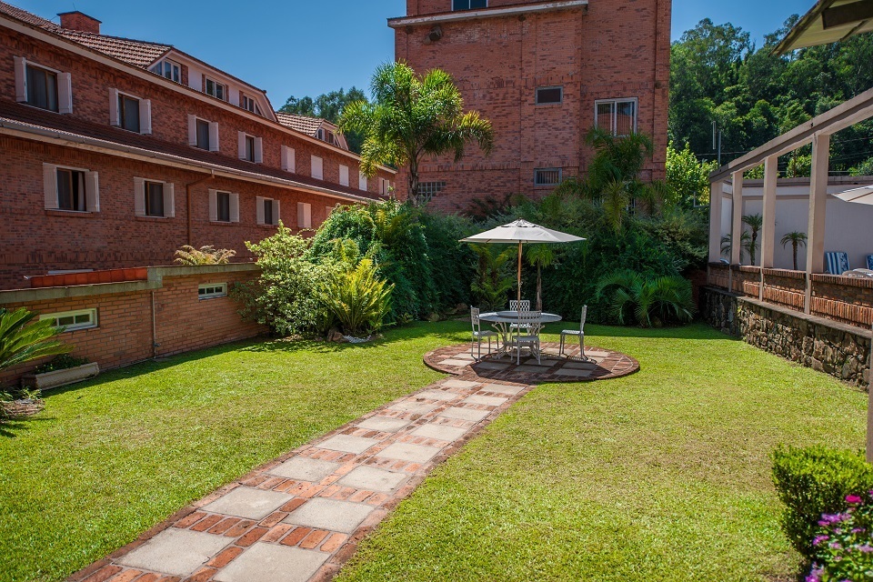mesa no jardim.jpg