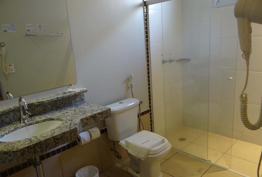 banheiro apto grande.jpg