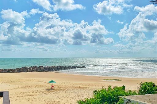 praia com guarda sol.jpg