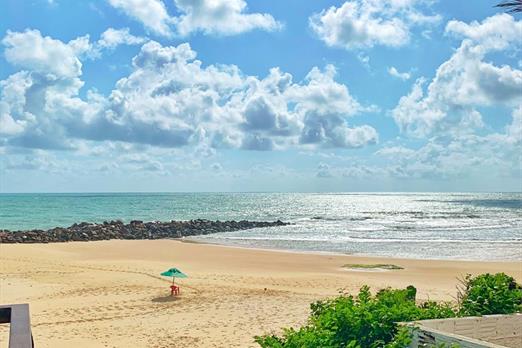 praia com guarda sol.jpg