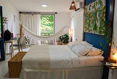 Quadruple suite with reversible family balcony