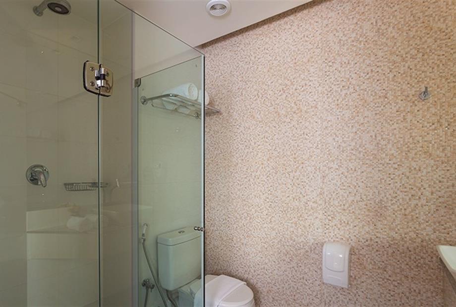 Banheiro Duplo Standard 02 Camas Solteiros 02.jpg