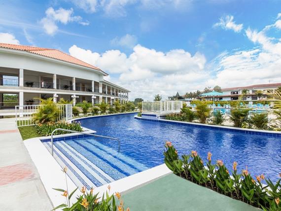 Las Camelias_Exterior_piscina_nueva-1.jpg
